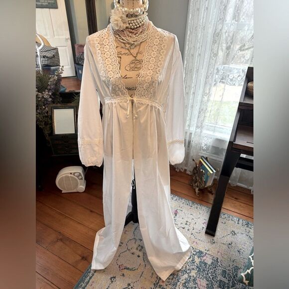 *Miss Dior* SOOO Chic! SZ L VTG White Swiss Dot Eyelet Tie- front Robe VTG- EUC!
